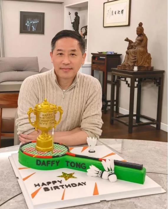 唐鹤德62岁庆生照曝光 独自出镜帅气不减当年