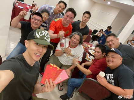 吴尊和同学合照像两辈人 有个明星同学真的太恐怖了！