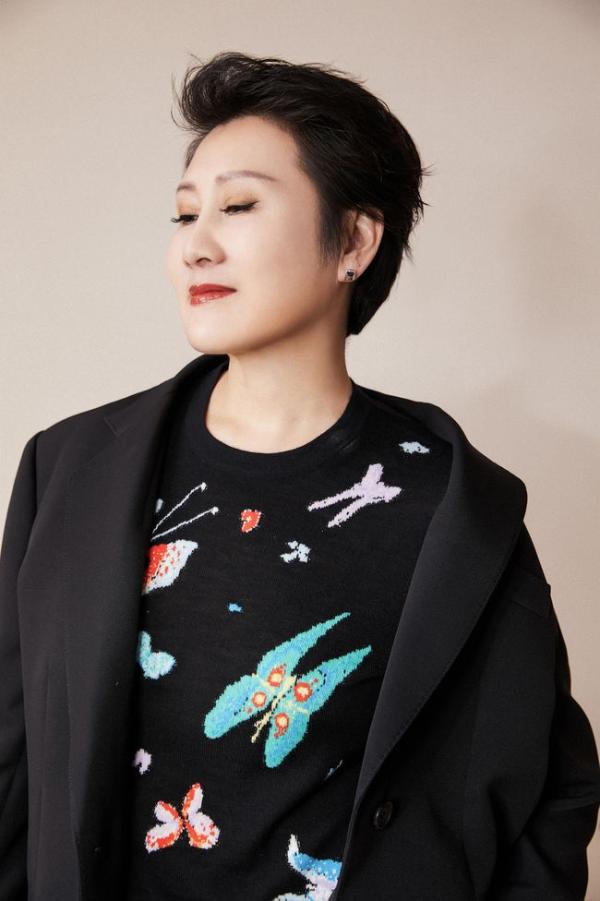 《听姐说》凯丽脱口秀首秀金句不断 爆梗又暖心独创“凯氏风格”