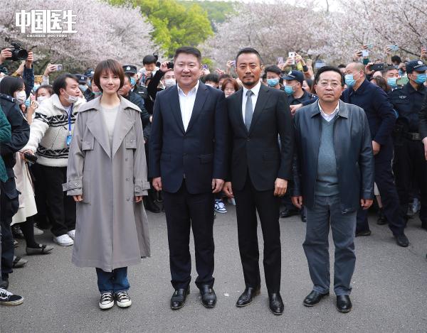 张定宇张涵予相聚“英雄之城” 《中国机长》原班人马倾情打造