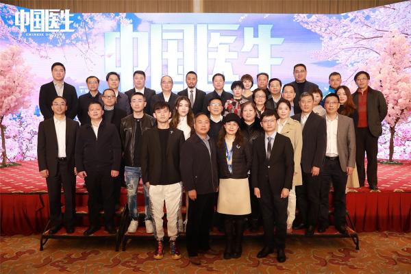 张定宇张涵予相聚“英雄之城” 《中国机长》原班人马倾情打造