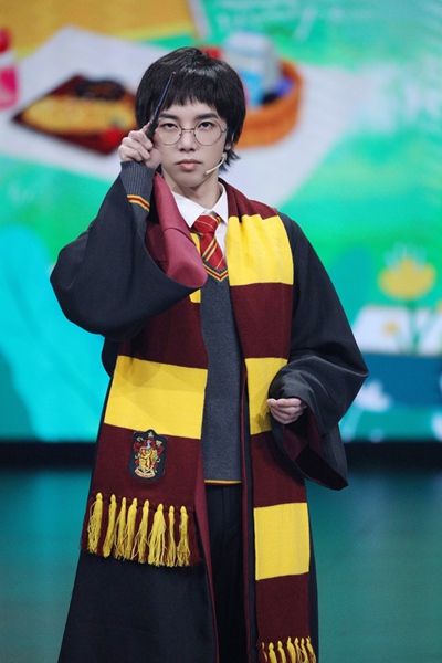 华晨宇《王牌对王牌6》回归"喜剧人"身份 模仿到位舞台王炸获赞不断