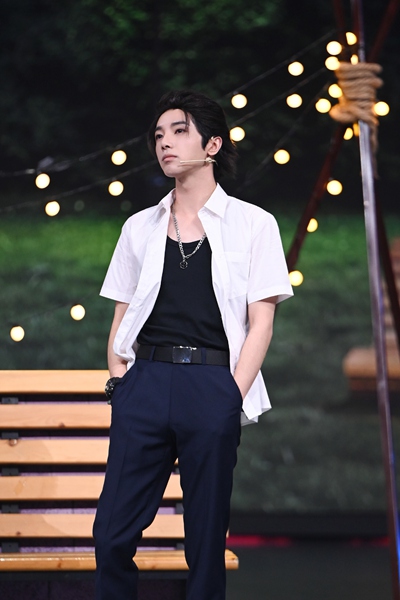 华晨宇《王牌对王牌6》回归“喜剧人”身份 模仿到位舞台王炸获赞不断