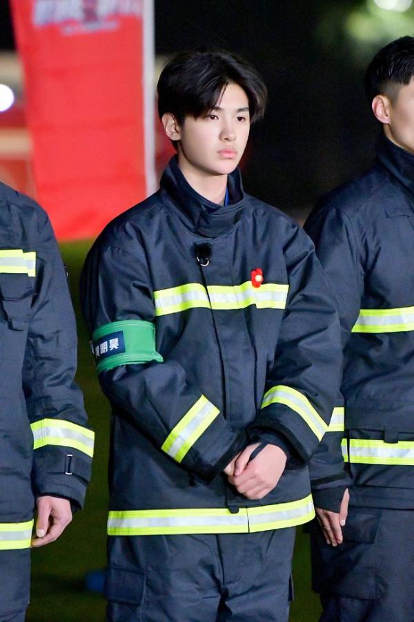 黄明昊《极限挑战》迎来华丽转身实力演绎“蓝朋友”是怎样练成的