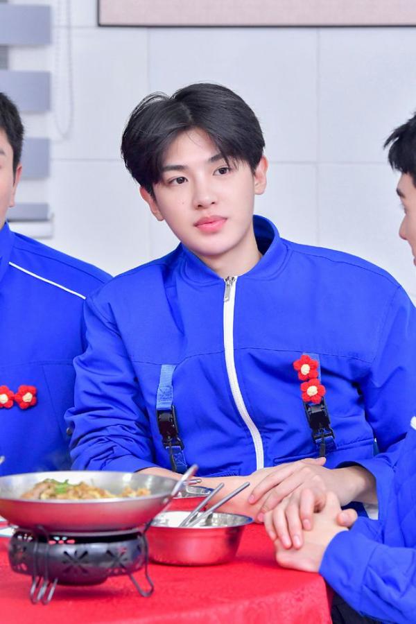 黄明昊《极限挑战》迎来华丽转身实力演绎“蓝朋友”是怎样练成的