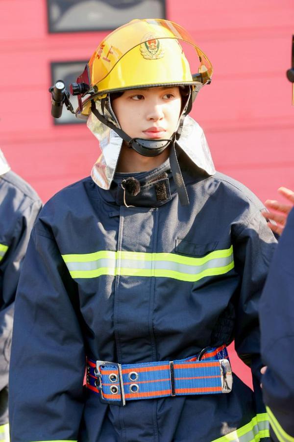 黄明昊《极限挑战》迎来华丽转身实力演绎“蓝朋友”是怎样练成的