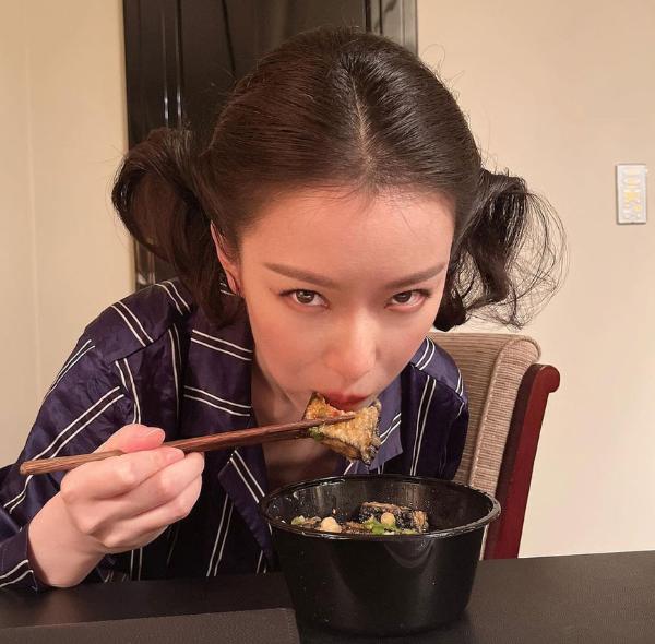倪妮白玉兰下班后吃臭豆腐 感慨：衣服太紧