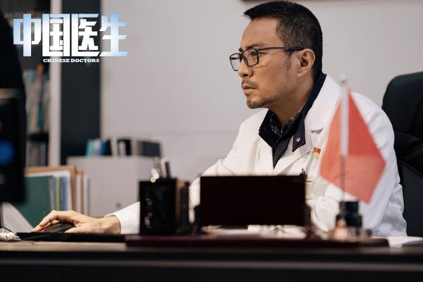 《中国医生》首批剧照用眼神传递精神 展现抗疫群像致敬平凡英雄