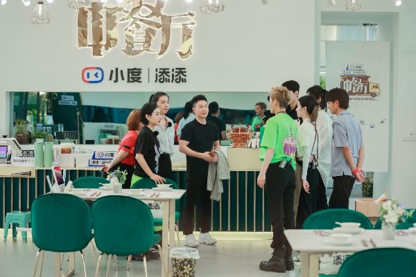 《中餐厅5》致敬“特别客人”惊喜嘉宾现身引合伙人欢呼