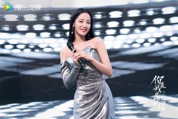 迪丽热巴《你是我的荣耀》热播“抠书式”演技还原随处可见的乔晶晶