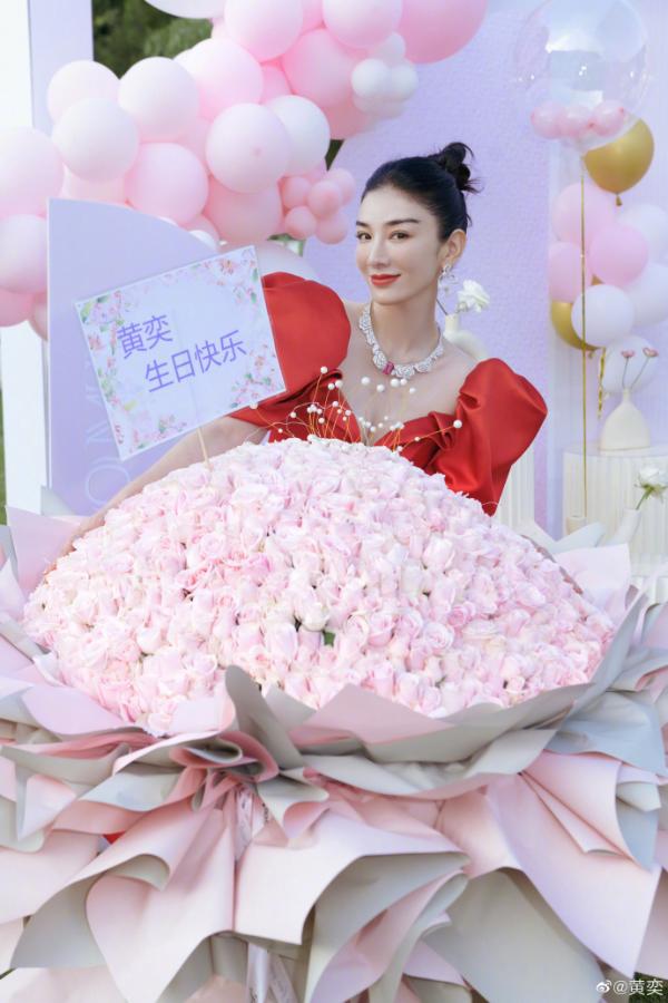 黄奕分享44岁庆生照 和女儿铛铛同穿红色长裙状态超好