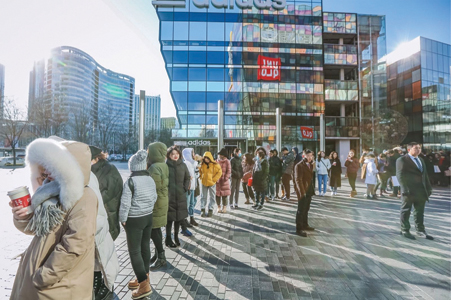 新品遭疯抢&nbsp;优衣库借设计师带热度