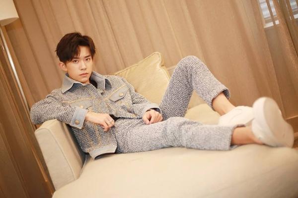 格莱美红毯丨易烊千玺清秀帅气抢镜音乐人的战场