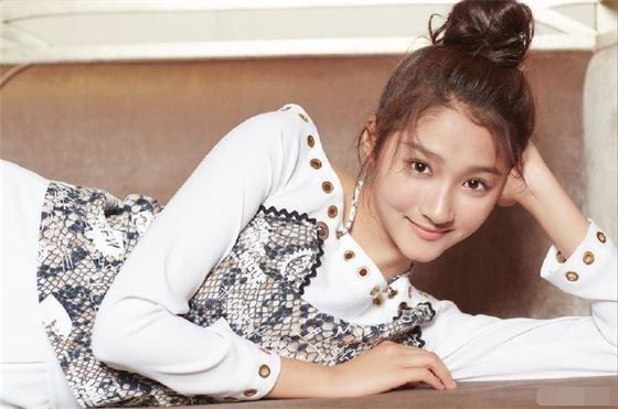 为什么关晓彤满身潮牌照样土？