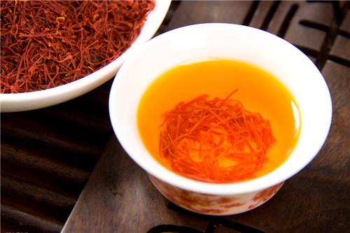 藏红花泡水能美容养颜，也有一些禁忌和副作用