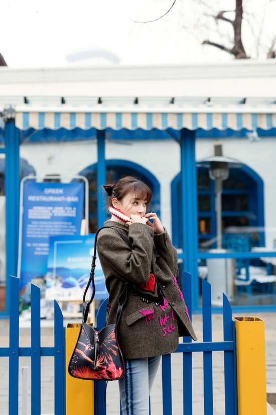 袁姗姗玩转浪漫复古风&nbsp;甜美笑容尽显自信