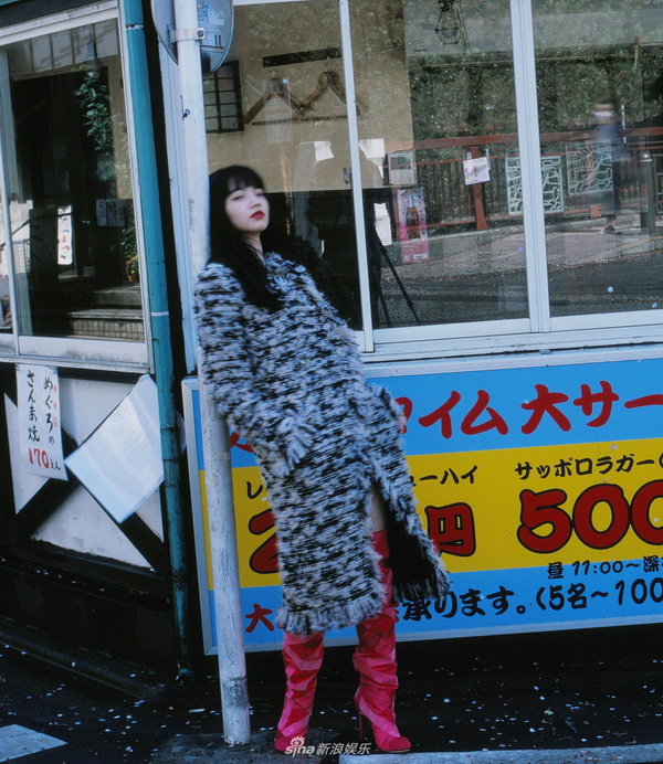 小松菜奈时尚大片，黑发红唇演绎复古风情