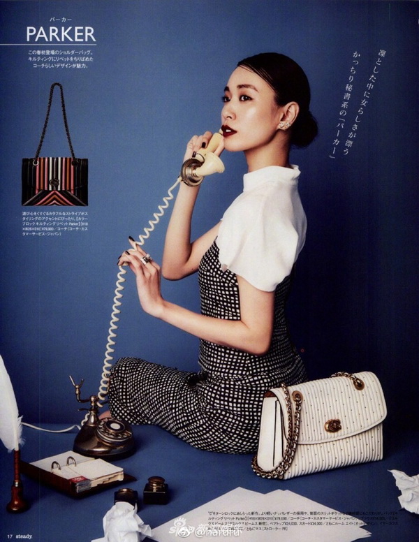 户田惠梨香时尚大片 黑框眼镜令人眼前一亮