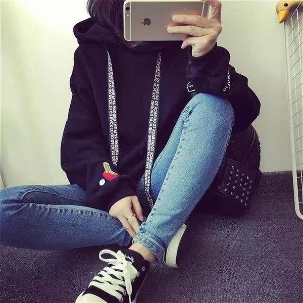 韩国少女喜欢的卫衣，纯色系+下衣失踪最显腿长