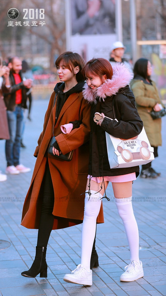 最新三里屯街拍，追随时尚潮流的步伐