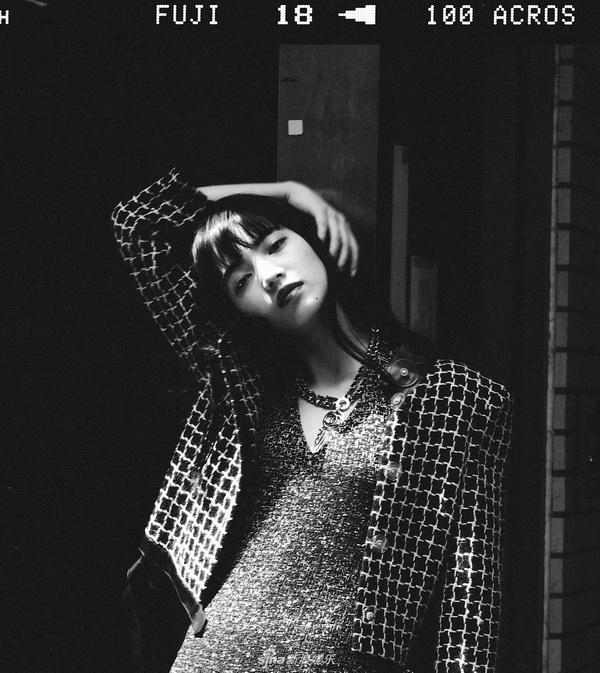 小松菜奈时尚大片，黑发红唇演绎复古风情