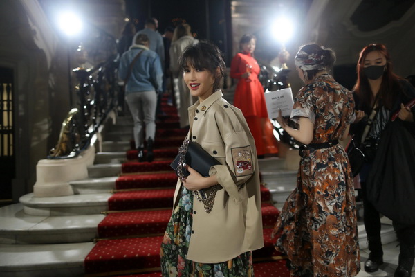 陈燃巴黎时装周演绎缤纷复古时尚