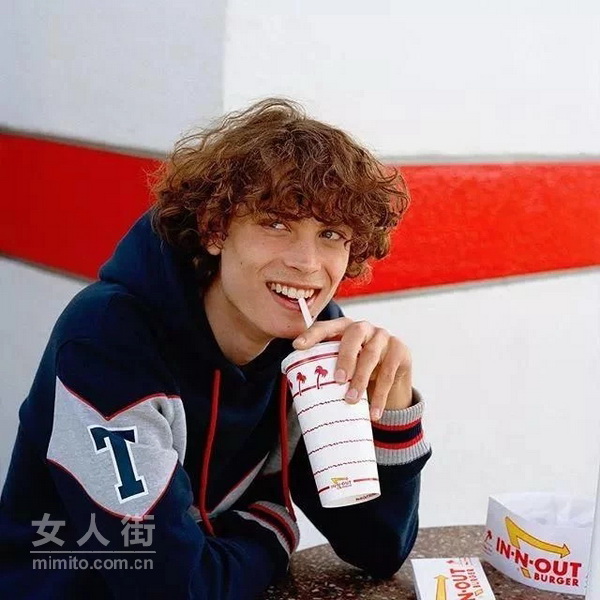 潮男标配:卫衣的巧穿搭让你潮流无限