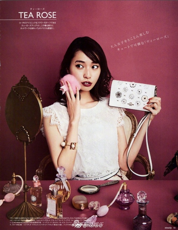 户田惠梨香时尚大片 黑框眼镜令人眼前一亮