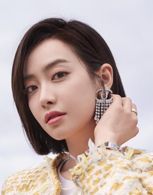 宋茜多造型时尚大片 异国街头漫步随性自在