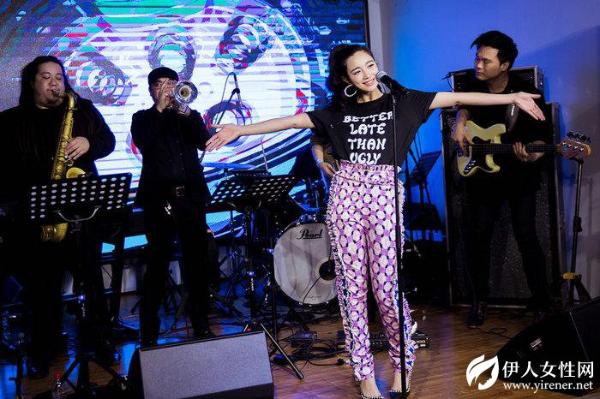 张天草莓歌单试听会 加唱新歌回馈歌迷