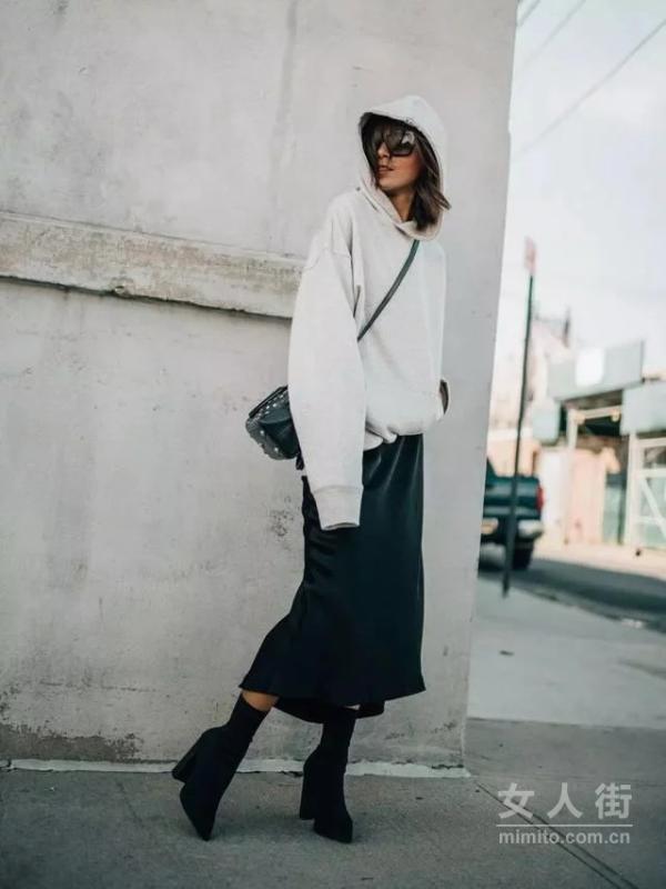 卫衣+裙装，最in搭配方式让你路转粉