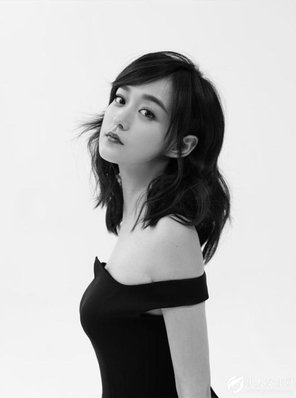 何泓姗黑白写真曝光 光影交错展柔美冷酷气质