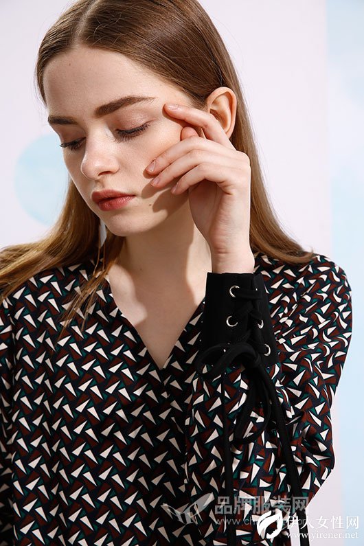 深色碎花很老土？ oumiti欧米媞教你应该这样搭