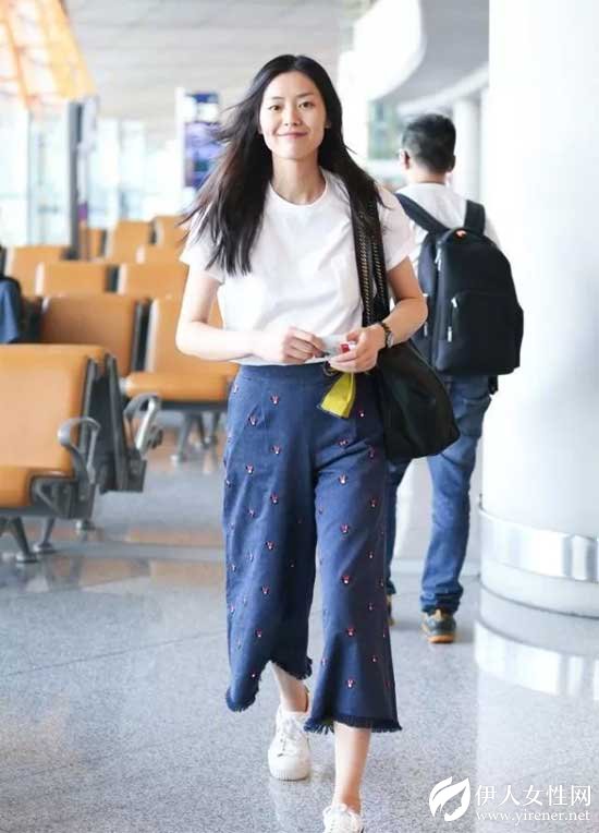 埃芙衣“时尚头条”T恤搭配阔腿裤 是显瘦遮肉的最深套路