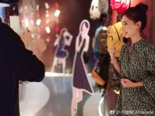 卢靖姗微博晒时尚街拍照 多种风格自由转换