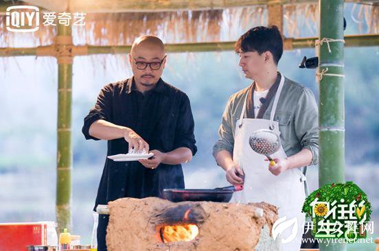 徐峥节目中洗头获送打蜡服务 喊话何炅下次要搓澡