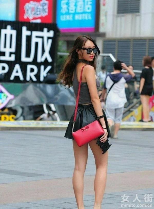 路人街拍 “小黑妞”, 短裙飘逸惹人爱