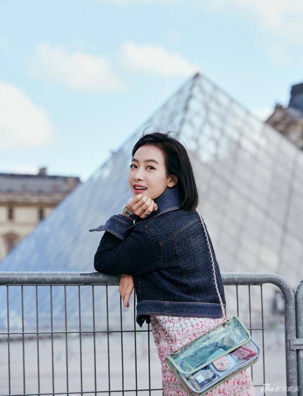 宋茜多造型时尚大片 异国街头漫步随性自在