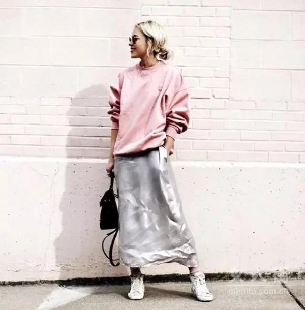 卫衣+裙装，最in搭配方式让你路转粉