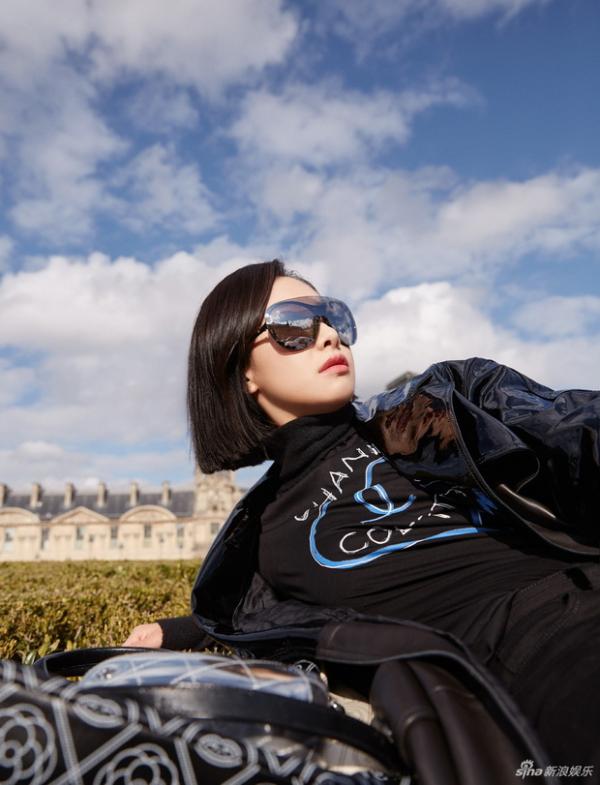 宋茜多造型时尚大片 异国街头漫步随性自在