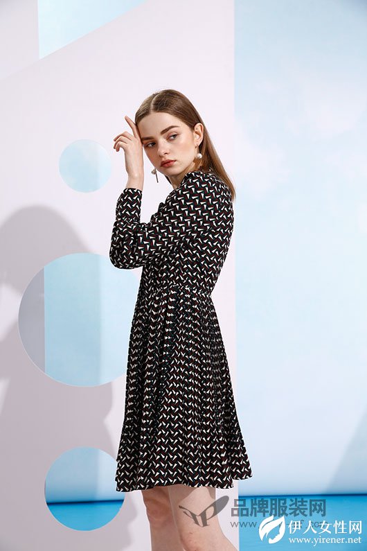 深色碎花很老土？ oumiti欧米媞教你应该这样搭