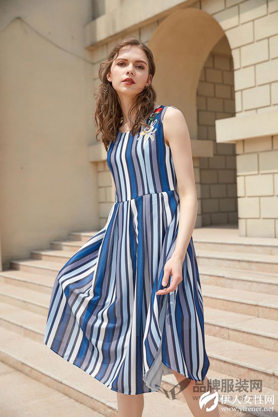 “金蝶茜妮”精致浪漫连衣裙 让女性的优雅魅力永驻