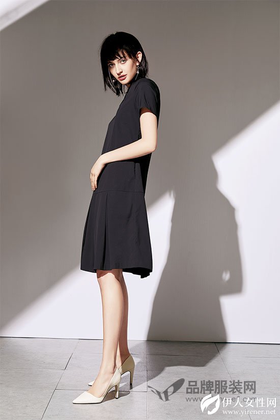 永不过时的黑色代表优雅 看SN品牌女装新品如何演绎