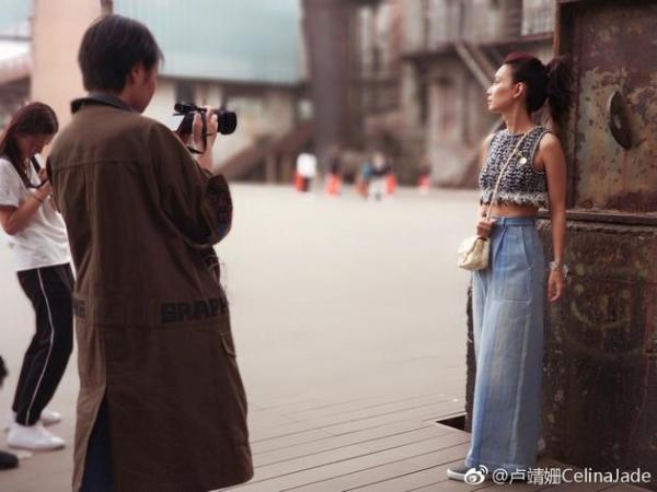 卢靖姗微博晒时尚街拍照 多种风格自由转换