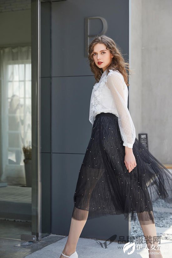 “金蝶茜妮”精致浪漫连衣裙 让女性的优雅魅力永驻