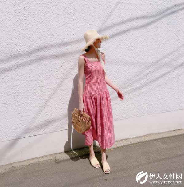 聚多品：格子连衣裙配什么鞋子 这四种搭配充满甜美又俏皮