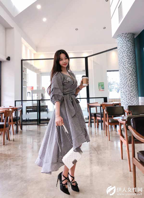 聚多品：格子连衣裙配什么鞋子 这四种搭配充满甜美又俏皮