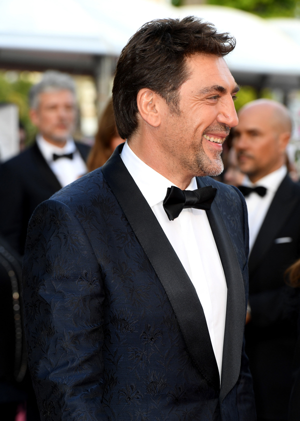 他内敛睿智的气质烘托得淋漓尽致