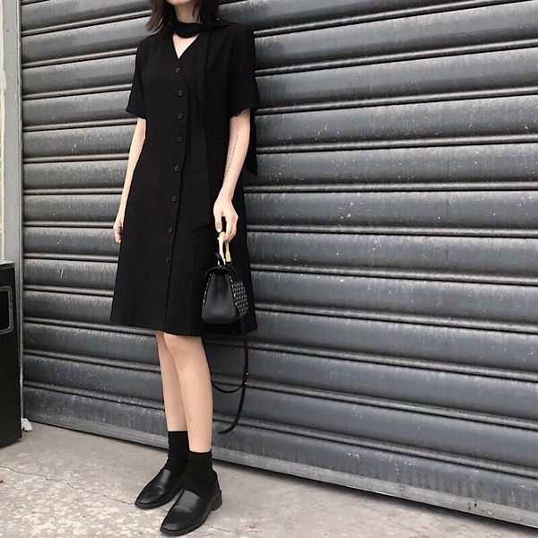 聚会怎么穿最吸睛，经典小黑裙独特魅力