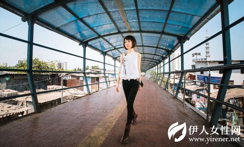 陈鲁豫最新写真发布 漫步街头显异域风情